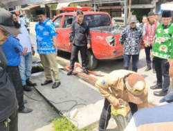 Wujudkan Kota Kuala Tungkal Bebas Genangan, Bupati Anwar Sadat Pantau Pembersihan Drainase