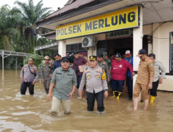 Tinjau Banjir di Merlung, Bupati Anwar Sadat Siapkan Posko Penanganan
