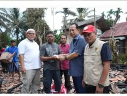 Bupati Muaro Jambi Bambang Bayu Suseno Tinjau Lokasi Kebakaran Rumah di Desa Sebapo