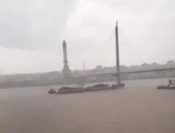 BreakingNews : Tongkang Batubara kembali berulah, Tabrak Jembatan Gentala Arasy,  Polisi Kejar Pelaku