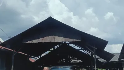 Kandang babi satu gedung dan kawasan dalam pabrik pembuatan galon dan tutup galon air minum