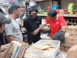 Terekam CCTV,Aksi pencurian 9 bungkus kopi,Seorang Pria ditangkap pemilik toko dan warga.