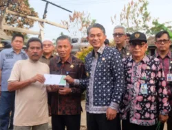 Kepala BPKAD Alias SH.MH Dampingi Wakil Bupati Muaro Jambi Jun Mahir, Memberikan Bantuan kepada Warga yang Mengalami Musibah Kebakaran