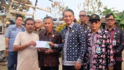 Kepala BPKAD Alias SH.MH Dampingi Wakil Bupati Muaro Jambi Jun Mahir, Memberikan Bantuan kepada Warga yang Mengalami Musibah Kebakaran