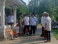 “Bupati Muaro Jambi, BBS, menghadiri acara takziah ke rumah salah satu warga yang meninggal dunia sebagai bentuk empati dan kepedulian terhadap warganya.”