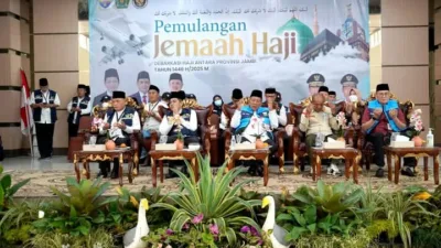 Wagub Drs. H. Abdullah Sani, M.Pdi, Sambut Hangat Kepulangan Jemaah Haji Kloter 20 di Asrama Haji Jambi