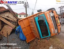Truk Fuso Terguling Timpa Warung di Muaro Jambi, Satu Pengendara Tewas di Tempat!